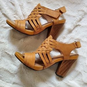 Yellow leather clarks sandal heels
